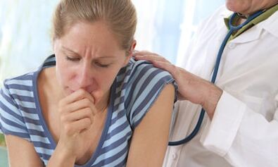 El médico examina a un paciente con dolores agudos en los omóplatos al toser