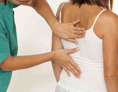 En una cita con el médico, un paciente se queja de dolor en el omóplato bilateral