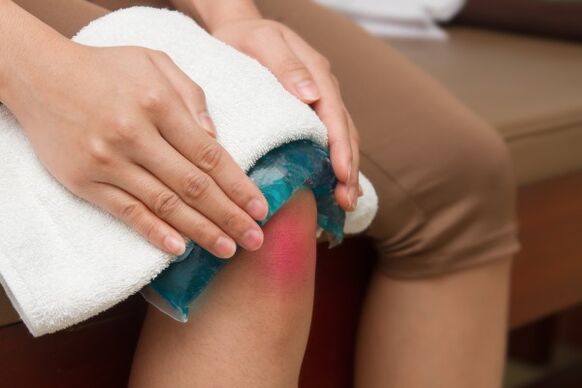 Compresa terapéutica en la articulación de la rodilla para aliviar el dolor.