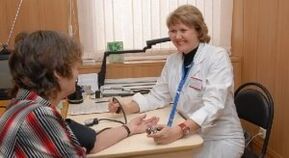 Medición de la presión arterial al nombrar al médico
