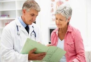 Una mujer con artritis en una cita con el médico para un médico